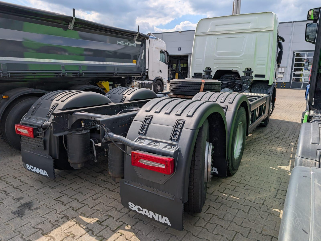 SCANIA P 340 B6x2*4NA / chassis frame / steering axle / CNG / large cab / 8 units - Camión de basura: foto 3 SCANIA P 340 B6x2*4NA / chassis frame / steering axle / CNG / large cab / 8 units - Camión de basura: foto 3