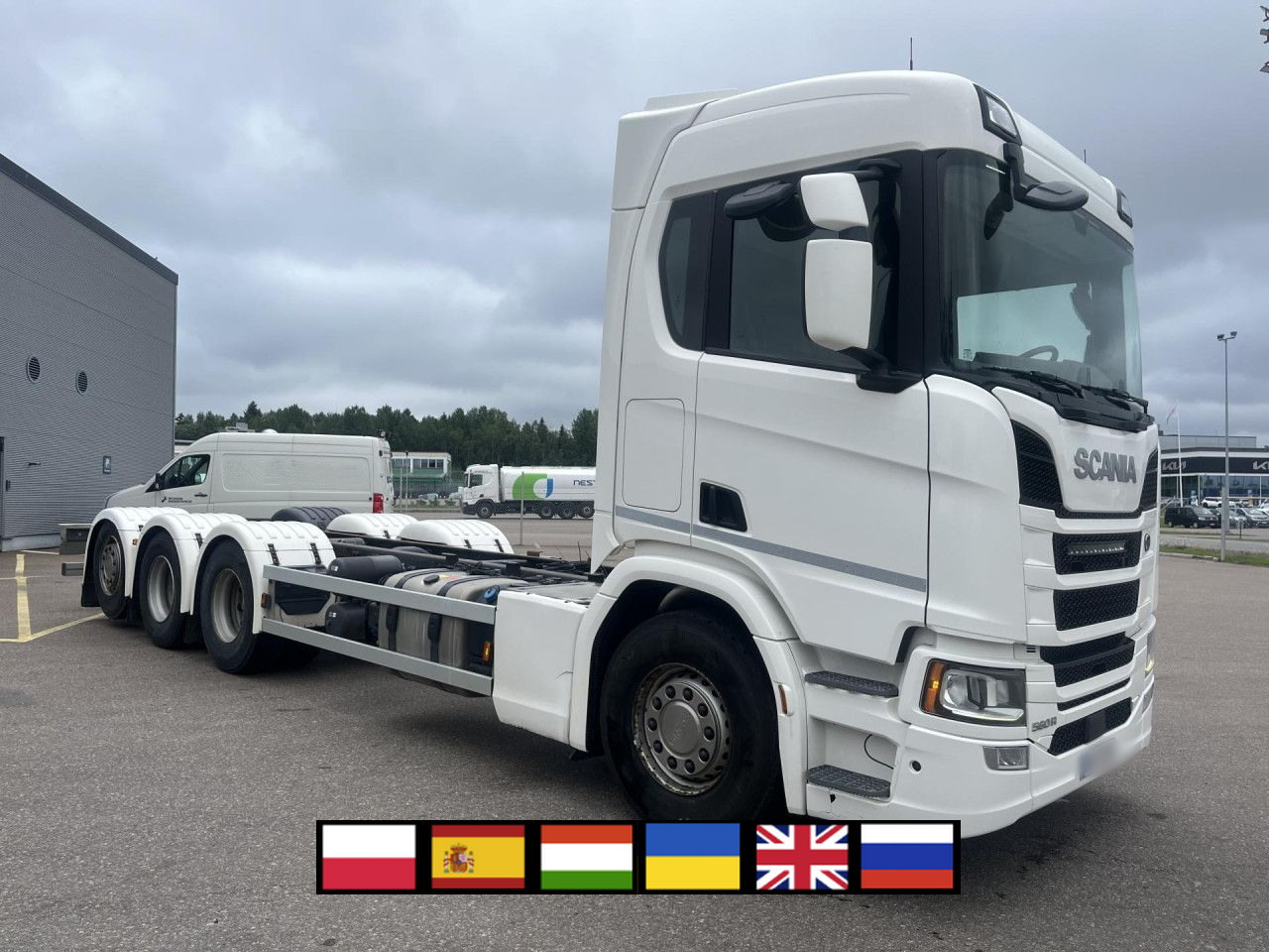 SCANIA R560 B8x4*4 / Chassis / sleeper cab / Power take-off - Camión grúa: foto 1 SCANIA R560 B8x4*4 / Chassis / sleeper cab / Power take-off - Camión grúa: foto 1