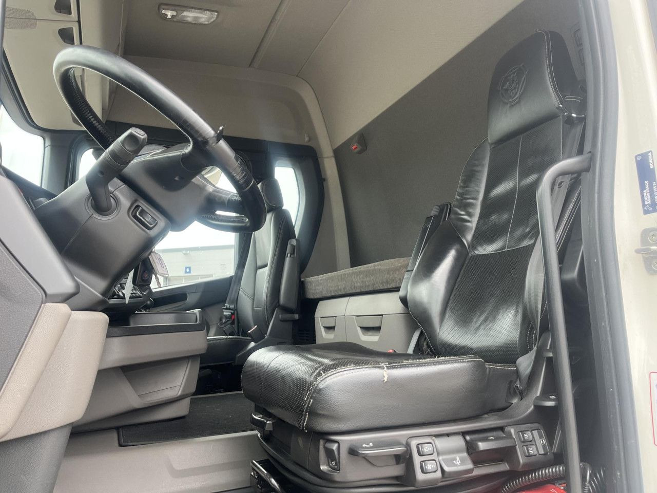 Camión chasis SCANIA R560 B8x4*4 / Chassis / sleeper cab / Power take-off: foto 7