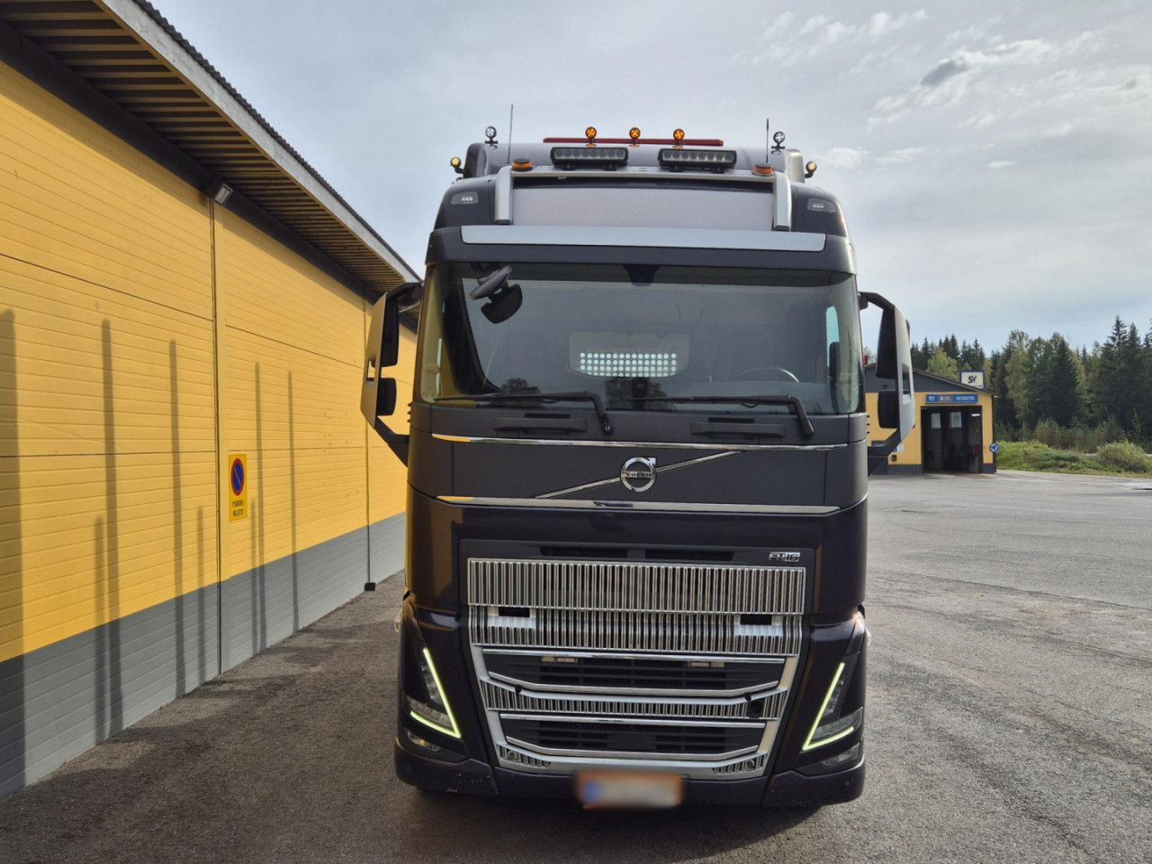 VOLVO FH 750 8x4 / 2 lifted axles / timber truck - Camión forestal: foto 5 VOLVO FH 750 8x4 / 2 lifted axles / timber truck - Camión forestal: foto 5