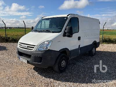 IVECO 35S10 4x2 - Camión caja cerrada: foto 1 IVECO 35S10 4x2 - Camión caja cerrada: foto 1