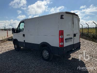 IVECO 35S10 4x2 - Camión caja cerrada: foto 2 IVECO 35S10 4x2 - Camión caja cerrada: foto 2