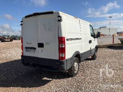IVECO 35S10 4x2 - Camión caja cerrada: foto 3 IVECO 35S10 4x2 - Camión caja cerrada: foto 3