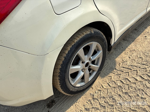 2009 Nissan Tilda Automobile - Coche: foto 5 2009 Nissan Tilda Automobile - Coche: foto 5