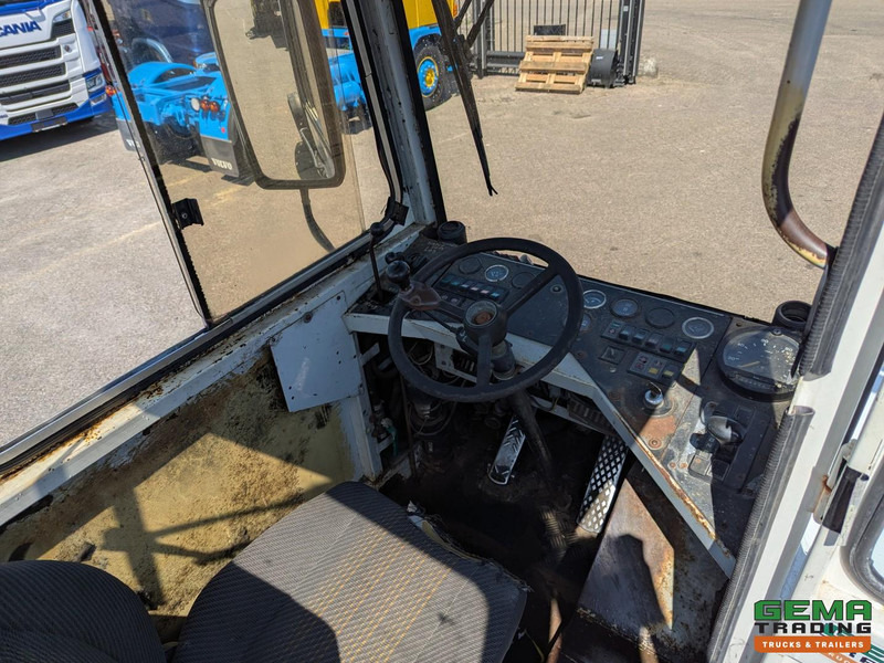 Terberg YT17 MOTOR DEFECT - MMBS Kenteken - Tractor industrial: foto 5 Terberg YT17 MOTOR DEFECT - MMBS Kenteken - Tractor industrial: foto 5