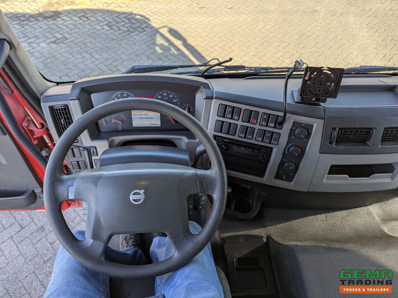 Foto del interior 1: Camión lona Volvo FE 280 6x2 Slaapcab Euro6 - BDF / SchuifzeilenBak 7.5M + Laadklep 1500KG - Rongpotten/Rongen