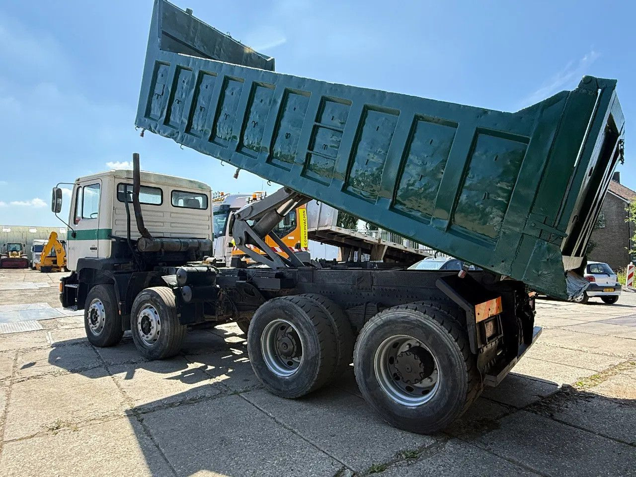 MAN 35.372 8X4 Tipper Spring/Spring ZF Manual Gear E - Camión volquete: foto 3 MAN 35.372 8X4 Tipper Spring/Spring ZF Manual Gear E - Camión volquete: foto 3