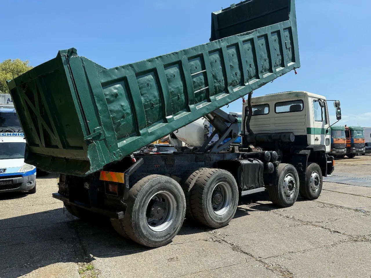 MAN 35.372 8X4 Tipper Spring/Spring ZF Manual Gear E - Camión volquete: foto 4 MAN 35.372 8X4 Tipper Spring/Spring ZF Manual Gear E - Camión volquete: foto 4