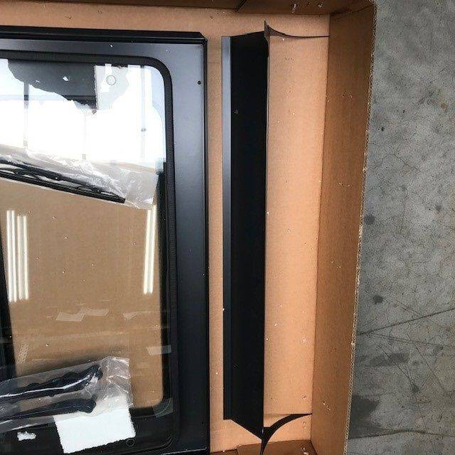 FRONT + ROOF PANEL FOR KOMATSU - Ventana y piezas para Equipo de manutención: foto 5 FRONT + ROOF PANEL FOR KOMATSU - Ventana y piezas para Equipo de manutención: foto 5