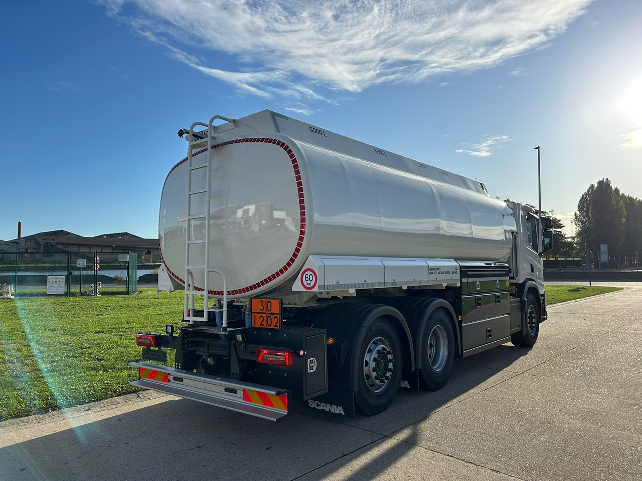 Camión cisterna nuevo SCANIA P370: foto 8
