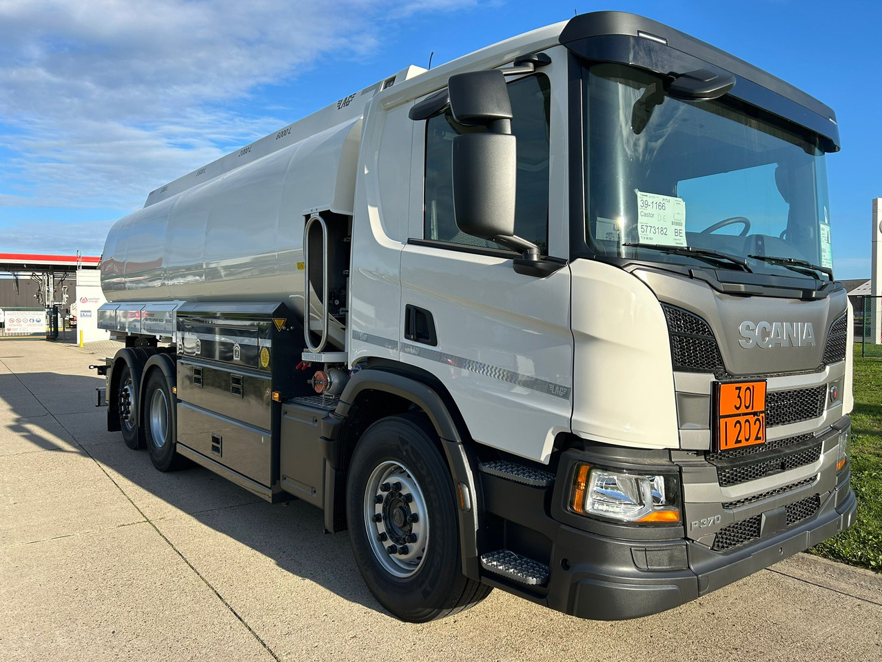 Camión cisterna nuevo SCANIA P370: foto 6