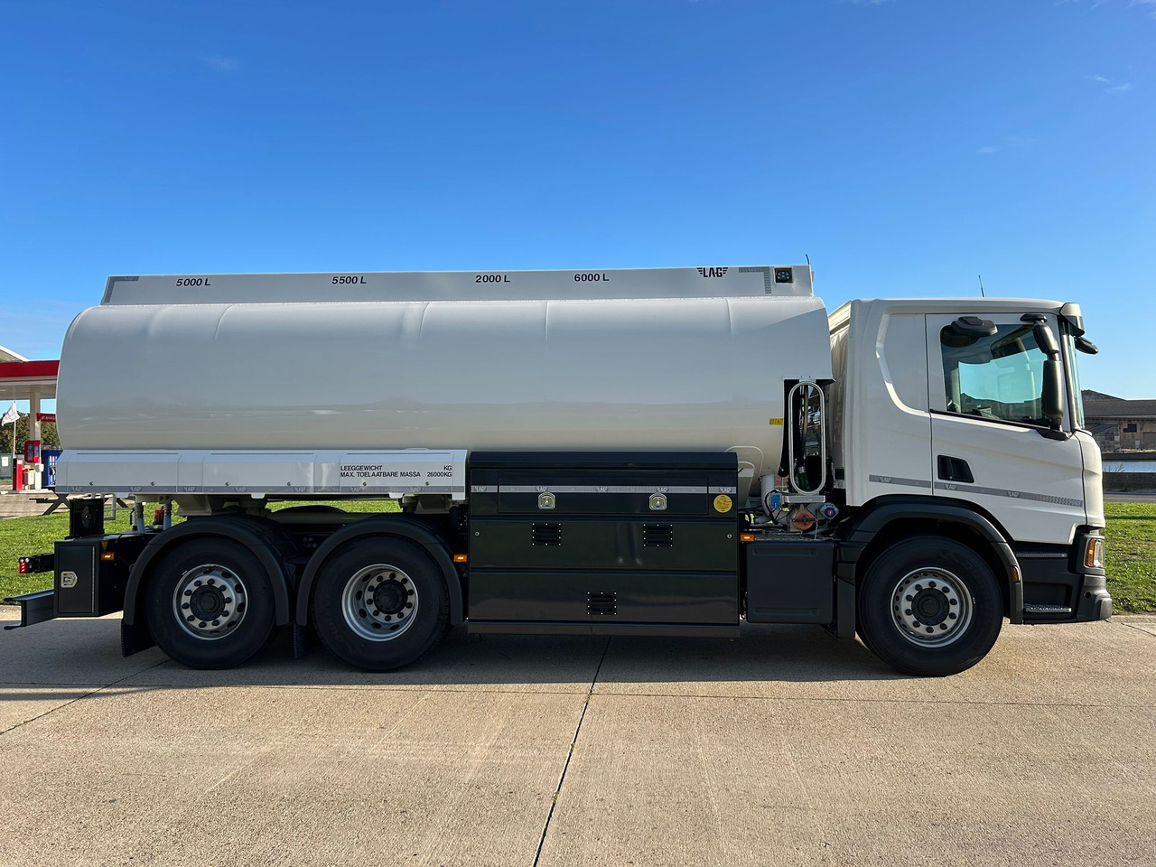 Camión cisterna nuevo SCANIA P370: foto 7