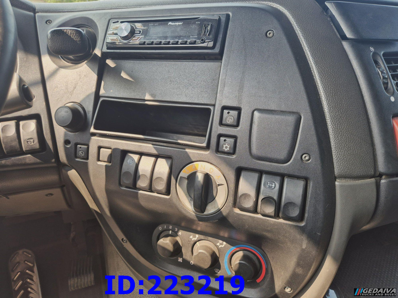 Cabeza tractora DAF XF 105.460 6X2  (10 tyre) Retarder Euro5: foto 13