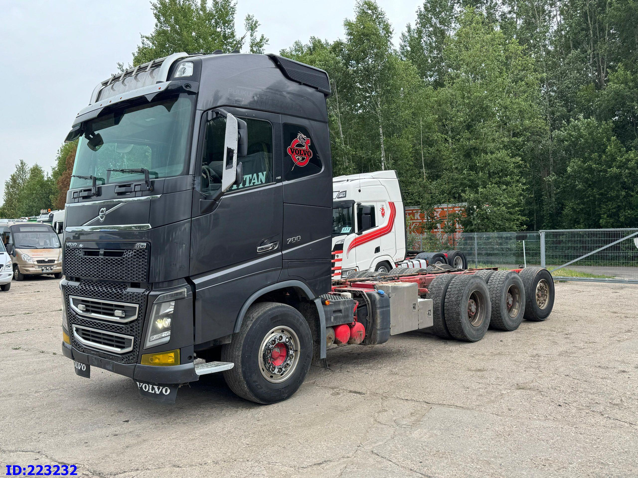 VOLVO FH16 700HP 8X4 Big Axles - Camión chasis: foto 1 VOLVO FH16 700HP 8X4 Big Axles - Camión chasis: foto 1