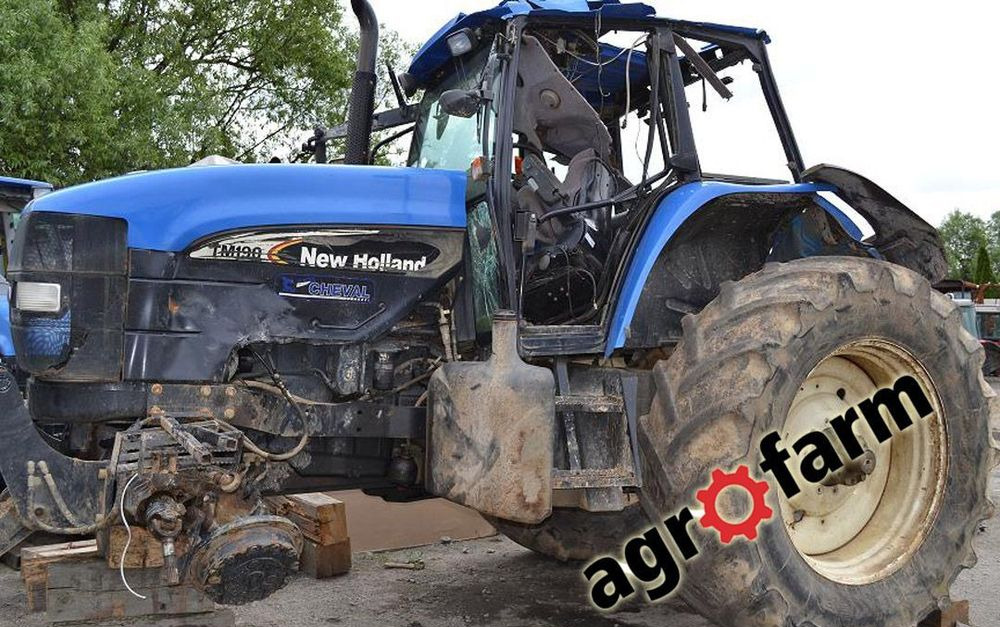 Piezas de recambio para Maquinaria agrícola New Holland części używane skrzynia silnik most oś napęd karoseria kabina podnośnik zwolnica obudowa: foto 1