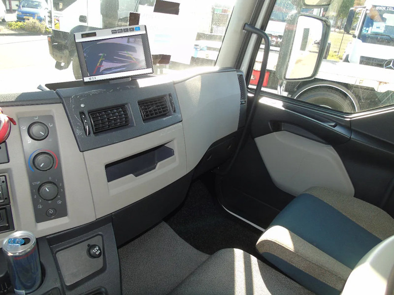 Camión caja cerrada Volvo FL 250 + euro 6 + lift + 12T: foto 18