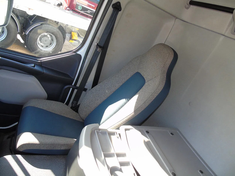 Camión caja cerrada Volvo FL 250 + euro 6 + lift + 12T: foto 15