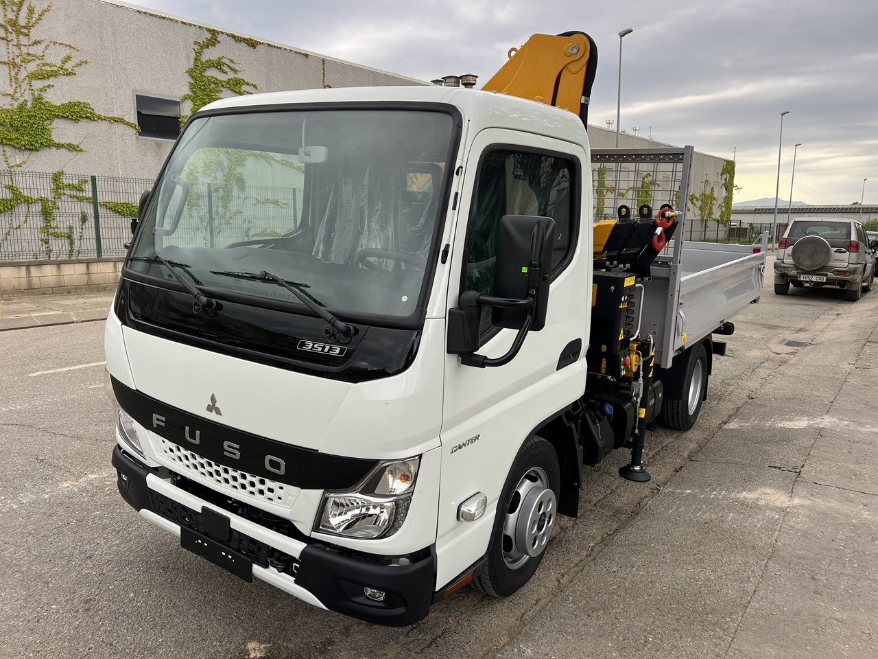 FUSO 35 3S - Camión grúa: foto 1 FUSO 35 3S - Camión grúa: foto 1