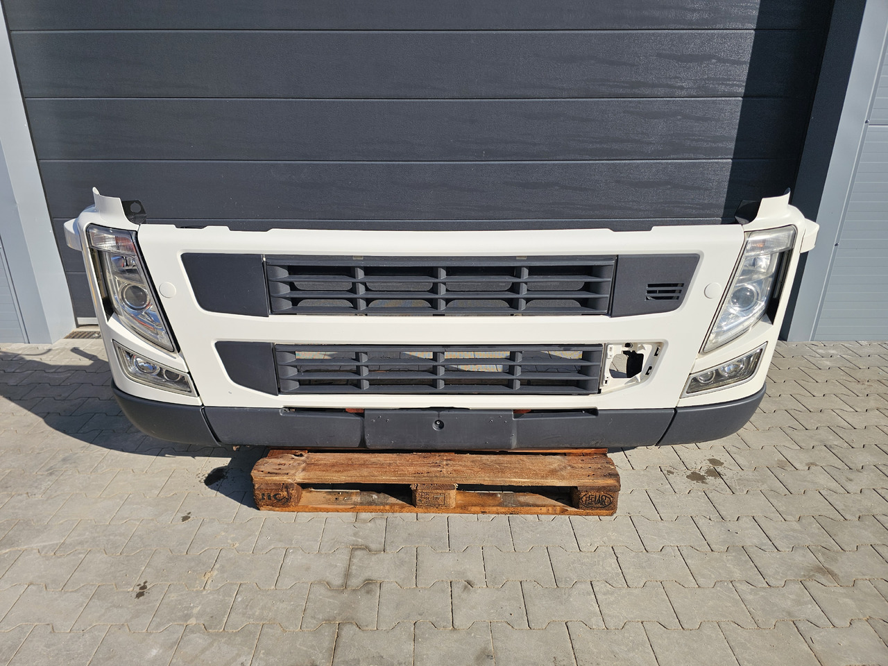 VOLVO FM 3 / COMPLETE FRONT BUMPER - Parachoques: foto 1 VOLVO FM 3 / COMPLETE FRONT BUMPER - Parachoques: foto 1