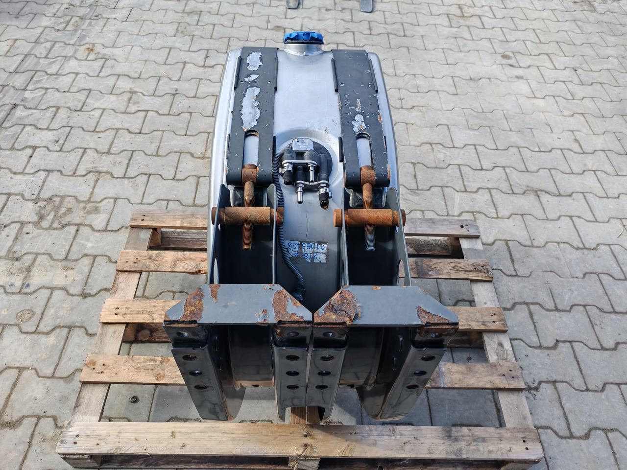 VOLVO RENAULT / COMPLETE ADBLUE TANK / 21065425 - Depósito de AdBlue: foto 5 VOLVO RENAULT / COMPLETE ADBLUE TANK / 21065425 - Depósito de AdBlue: foto 5