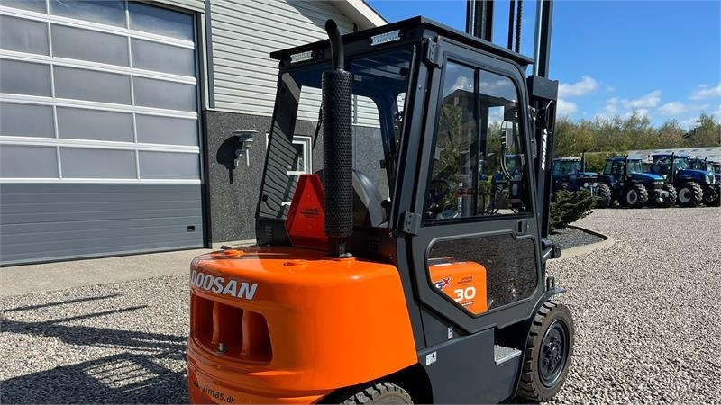 Carretilla elevadora diésel Doosan D30 G med kabine og KUN 57 TIMER FRA NY, MED TIME: foto 13