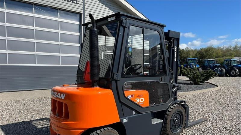 Carretilla elevadora diésel Doosan D30 G med kabine og KUN 57 TIMER FRA NY, MED TIME: foto 17