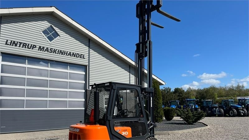 Carretilla elevadora diésel Doosan D30 G med kabine og KUN 57 TIMER FRA NY, MED TIME: foto 12
