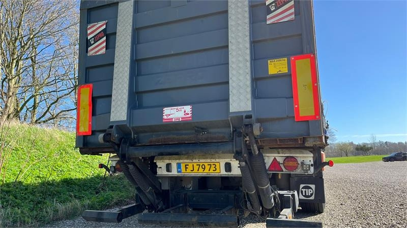 Krone Sættevogn med lift i bag SDP 27 eLB4-CS med lift i - Semirremolque lona: foto 2 Krone Sættevogn med lift i bag SDP 27 eLB4-CS med lift i - Semirremolque lona: foto 2