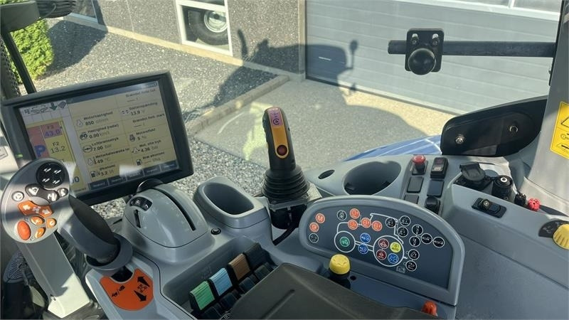 Tractor New Holland T7.270 AutoCommand med frontlift: foto 8 Tractor New Holland T7.270 AutoCommand med frontlift: foto 8