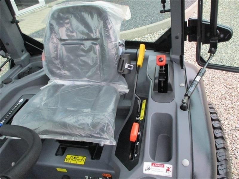 Tractor Solis 26 HST med kabine og turf hjul: foto 21 Tractor Solis 26 HST med kabine og turf hjul: foto 21