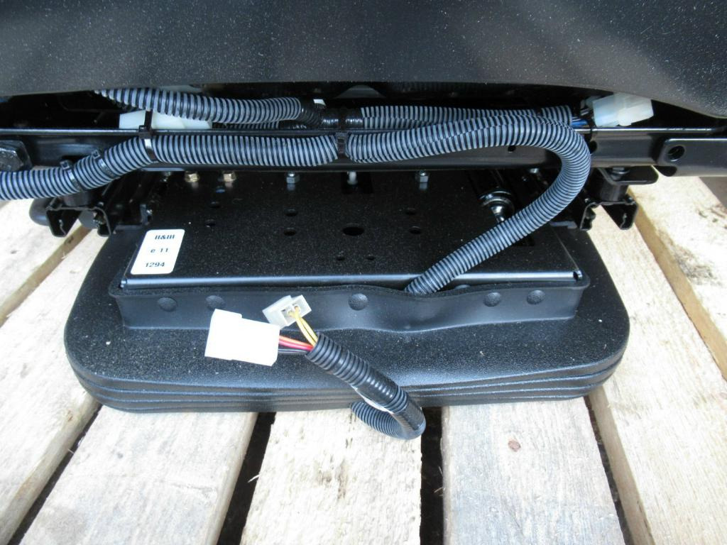 CNH 737328993 - - Asiento para Maquinaria de construcción: foto 3 CNH 737328993 - - Asiento para Maquinaria de construcción: foto 3