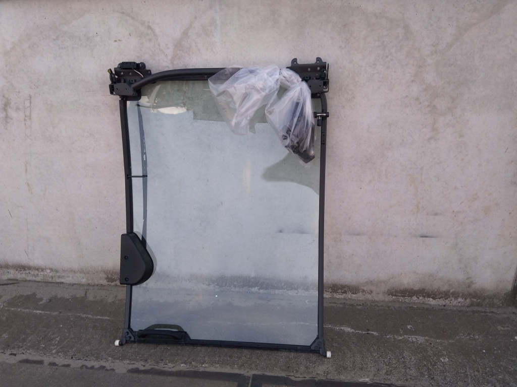 Hitachi YA00000236 - YA00042777 - Ventana y piezas para Maquinaria de construcción: foto 2 Hitachi YA00000236 - YA00042777 - Ventana y piezas para Maquinaria de construcción: foto 2