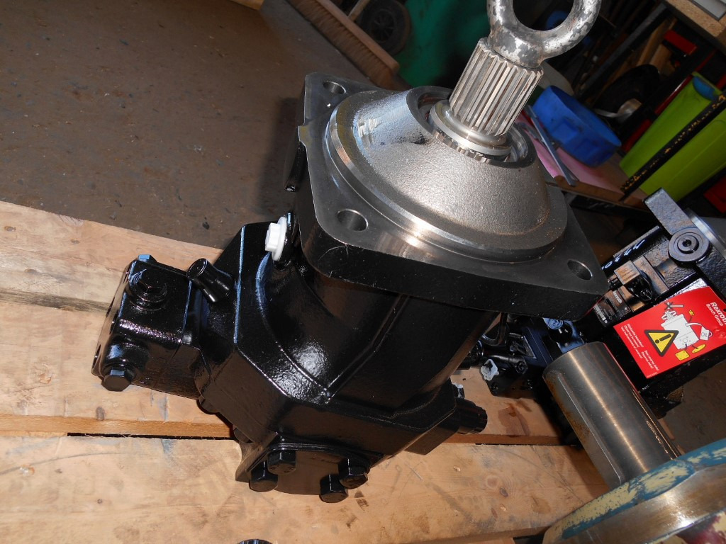 New Holland 84345391 - Motor hidráulico para Maquinaria de construcción: foto 3 New Holland 84345391 - Motor hidráulico para Maquinaria de construcción: foto 3