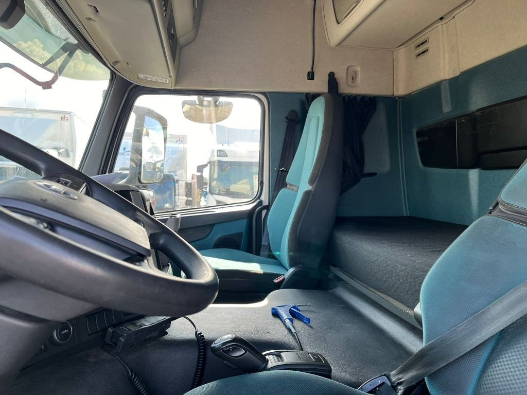 Camión caja cerrada Volvo FM 370 SERIE NR 3722: foto 8