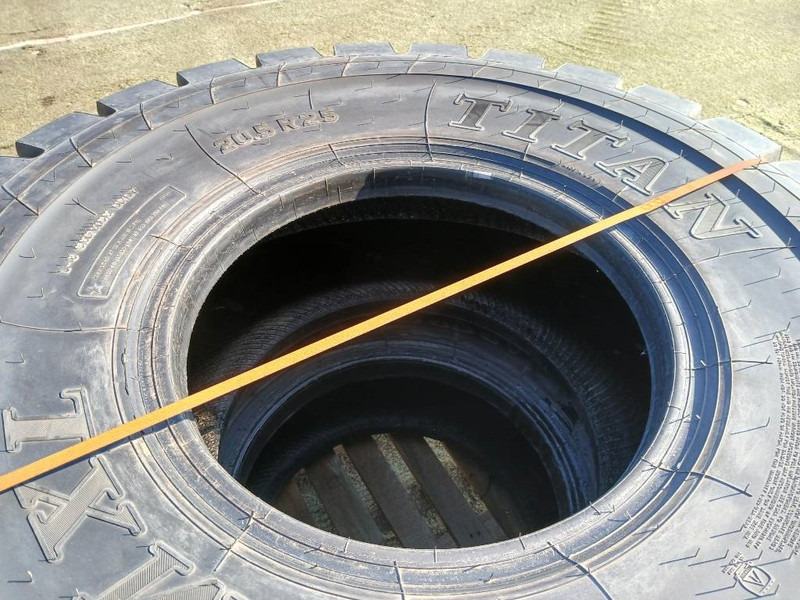 Titan 20.5R25, Nya däck - Neumáticos y llantas para Maquinaria de construcción: foto 2 Titan 20.5R25, Nya däck - Neumáticos y llantas para Maquinaria de construcción: foto 2