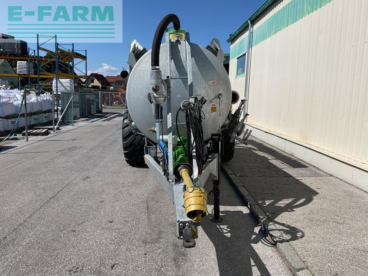 Bauer V 81 mit Schleppfix SFA 9 - Maquinaria para fertilización: foto 3 Bauer V 81 mit Schleppfix SFA 9 - Maquinaria para fertilización: foto 3