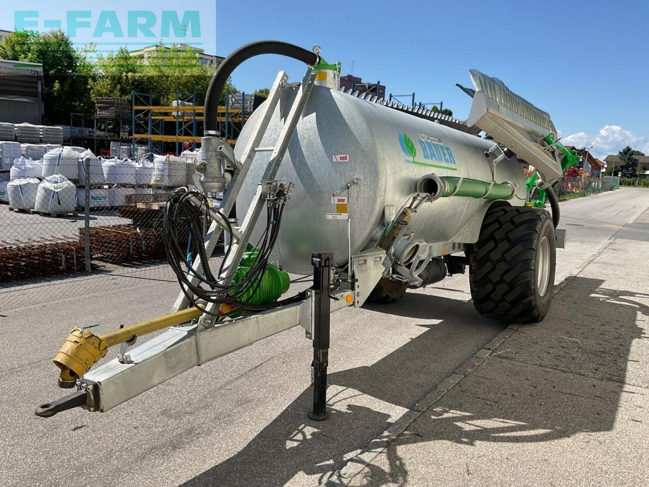 Bauer V 81 mit Schleppfix SFA 9 - Maquinaria para fertilización: foto 4 Bauer V 81 mit Schleppfix SFA 9 - Maquinaria para fertilización: foto 4