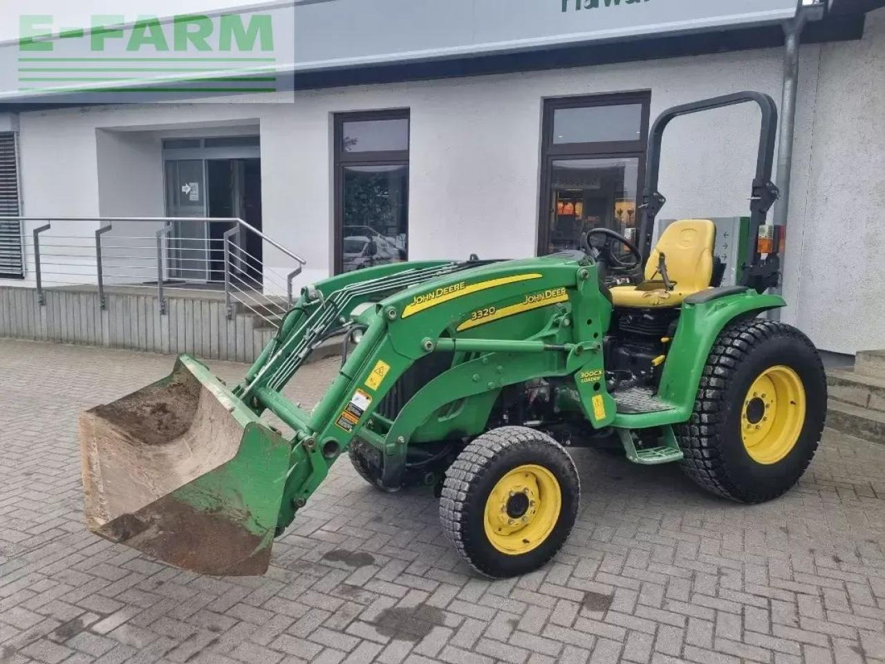 John Deere 3320 my11 - Tractor: foto 1 John Deere 3320 my11 - Tractor: foto 1