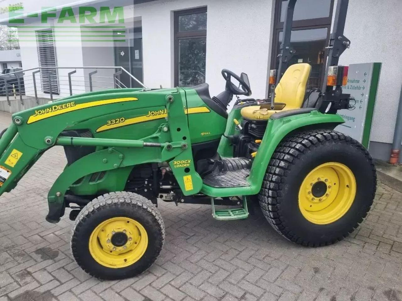 John Deere 3320 my11 - Tractor: foto 4 John Deere 3320 my11 - Tractor: foto 4