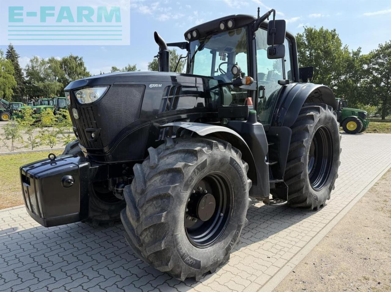 John Deere 6195m black - Tractor: foto 1 John Deere 6195m black - Tractor: foto 1