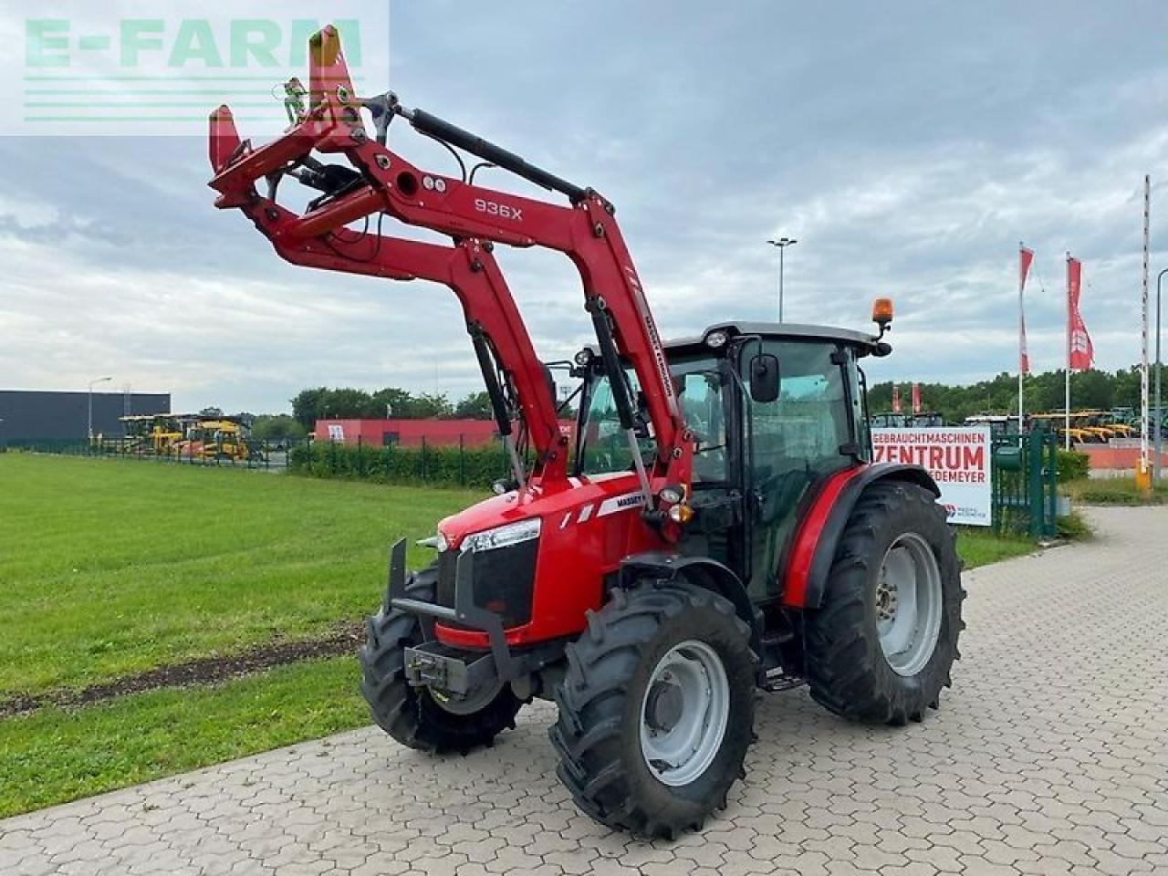Massey Ferguson 4707 mit frontalder - Tractor: foto 1 Massey Ferguson 4707 mit frontalder - Tractor: foto 1