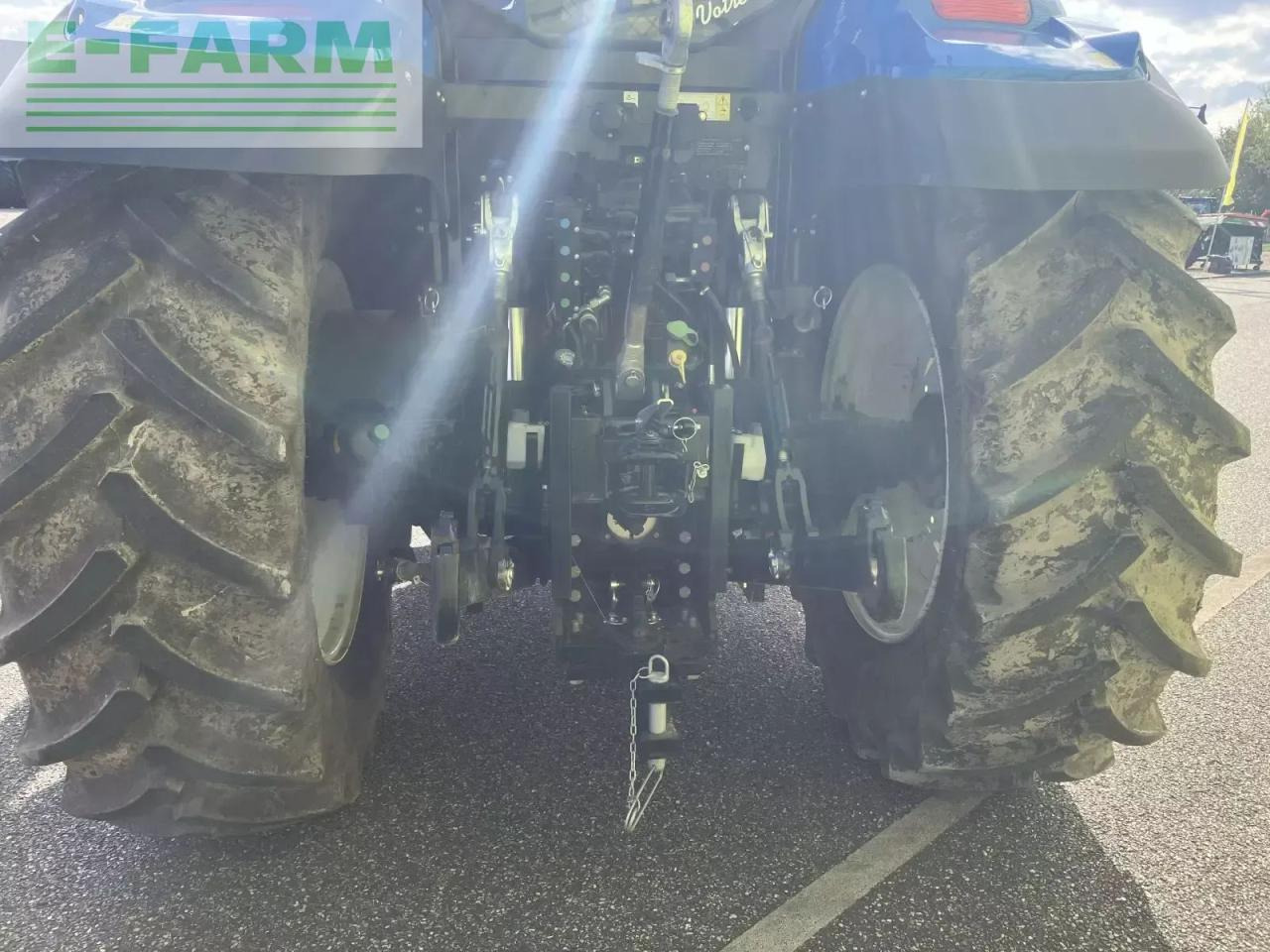 New Holland t6.145 deluxe ec + t412 EC Deluxe - Tractor: foto 4 New Holland t6.145 deluxe ec + t412 EC Deluxe - Tractor: foto 4
