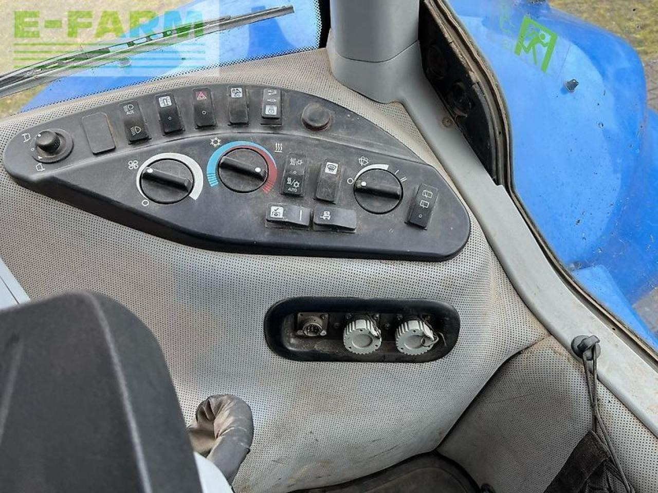 Tractor New Holland t8.380: foto 12
