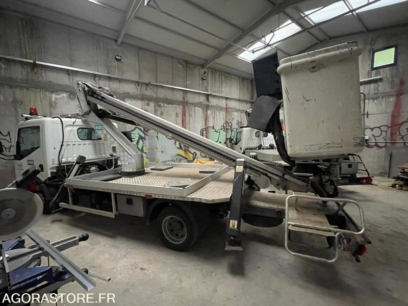 CAMION NACELLE NISSAN IMER P18T12 28740 KM 2015 - Camión con plataforma elevadora: foto 1 CAMION NACELLE NISSAN IMER P18T12 28740 KM 2015 - Camión con plataforma elevadora: foto 1