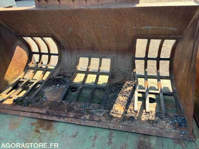 GODET SCELETTE 2.5 M3 DE CHARGEUR EN ATTACHE TYPE VOLVO - Cazo cargador: foto 2 GODET SCELETTE 2.5 M3 DE CHARGEUR EN ATTACHE TYPE VOLVO - Cazo cargador: foto 2