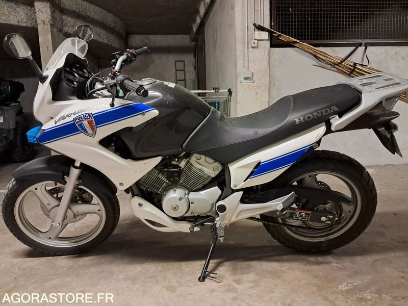 MOTO HONDA VARADERO 125 - POLICE MUNICIPALE - Motocicleta: foto 1 MOTO HONDA VARADERO 125 - POLICE MUNICIPALE - Motocicleta: foto 1