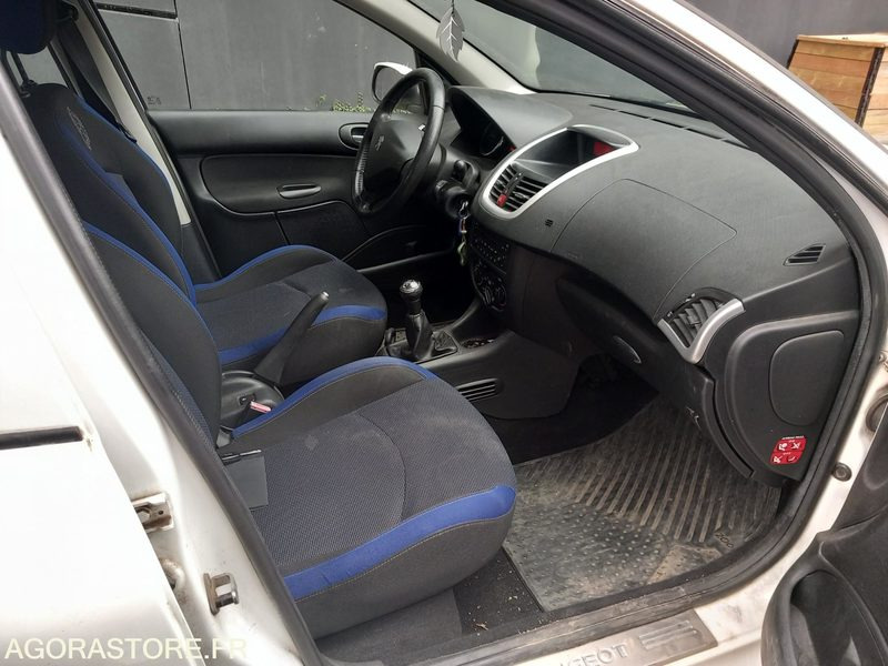 PEUGEOT 206+ 1.4i 73 cv - bon état - 103 800 km - SANS CT - CJ-124-LC - Coche: foto 4 PEUGEOT 206+ 1.4i 73 cv - bon état - 103 800 km - SANS CT - CJ-124-LC - Coche: foto 4