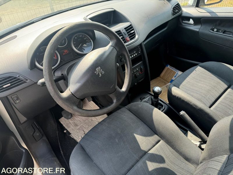 PEUGEOT 207 1.4 HDI STE - Coche: foto 4 PEUGEOT 207 1.4 HDI STE - Coche: foto 4