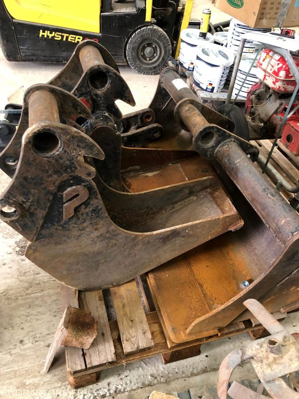 Coupleur et 3 Godets pour pelle 3 - 4.5 T - Piezas de recambio para Maquinaria de construcción: foto 2 Coupleur et 3 Godets pour pelle 3 - 4.5 T - Piezas de recambio para Maquinaria de construcción: foto 2