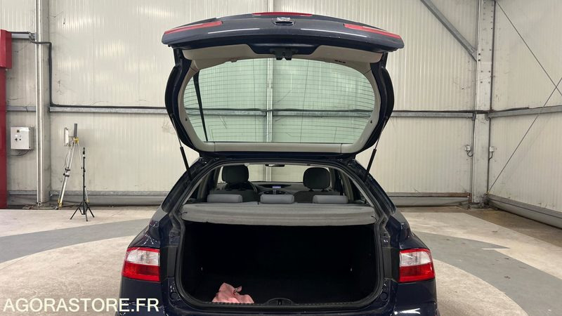 RENAULT-LAGUNA-1.6-16V-EXPRESSION - Coche: foto 5 RENAULT-LAGUNA-1.6-16V-EXPRESSION - Coche: foto 5